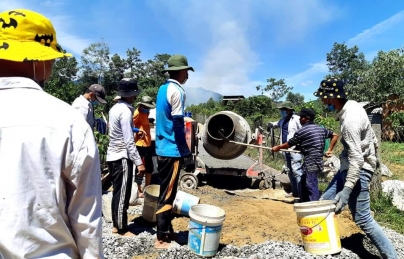 Hơn 200 thanh niên tình nguyện làm 180m đường giao thông nông thôn tại Hòa Ninh