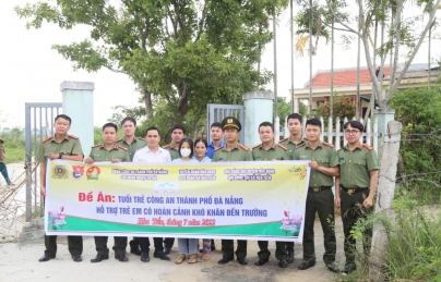 HÒA TIẾN: TRAO HỌC BỔNG CHO HỌC SINH CÓ HOÀN CẢNH KHÓ KHĂN ĐẾN TRƯỜNG