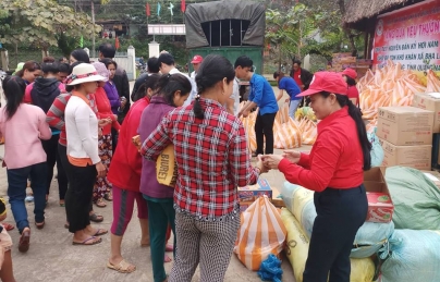 Hòa Phong: Phối hợp với Hội Chữ thập đỏ xã tổ chức chương trình từ thiện tặng quà cho các gia đình nghèo khó khăn của xã và đồng bào xã Bha Lêê, huyện Tây Giang, tỉnh Quảng Nam