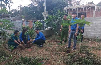 Trao 02 vườn cây thanh niên tại xã Hòa Sơn